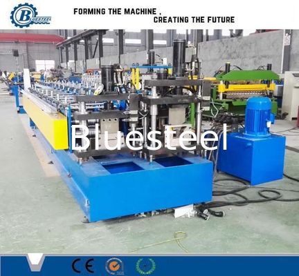 Trockenmauerbolzen und Bahnrolle, die Maschine bildet