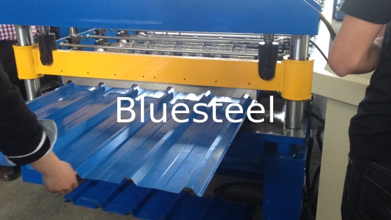 0.3-0.8mm Dicke Metalldachrollenformmaschine 8-15m/min Formgeschwindigkeit ±2mm Schnitttoleranz