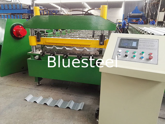 0.3-0.8mm Dicke Metalldachrollenformmaschine 8-15m/min Formgeschwindigkeit ±2mm Schnitttoleranz