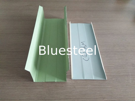 Trockenmauerbolzen und Bahnrolle, die Maschine bildet